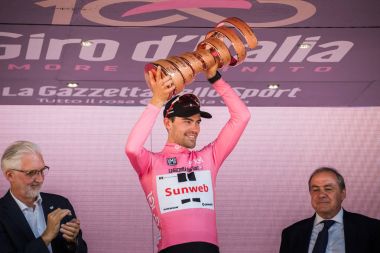 Milano, İtalya 28 Mayıs 2017: Tom Doumulin, Sunweb takım, podyum Milano İtalya 2017 tur onun zaferi kutluyor ve sıkılaştırır, ilk kez, yarış sonsuz kupa sembolü.