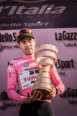 Milano, İtalya 28 Mayıs 2017: Tom Doumulin, Sunweb takım, podyum Milano İtalya 2017 tur onun zaferi kutluyor ve sıkılaştırır, ilk kez, yarış sonsuz kupa sembolü.
