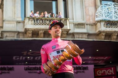 Milano, İtalya 28 Mayıs 2017: Tom Doumulin, Sunweb takım, podyum Milano İtalya 2017 tur onun zaferi kutluyor ve sıkılaştırır, ilk kez, yarış sonsuz kupa sembolü.