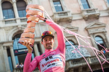 Milano, İtalya 28 Mayıs 2017: Tom Doumulin, Sunweb takım, podyum Milano İtalya 2017 tur onun zaferi kutluyor ve sıkılaştırır, ilk kez, yarış sonsuz kupa sembolü.