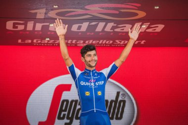 Milano, İtalya 28 Mayıs 2017: Fernando Gaviria, hızlı adım takım, Milano podyumda onun zaferi İtalya 2017 tur en iyi Sprinterlerin mor Jersey yarış 21 gün sonra kutluyor.