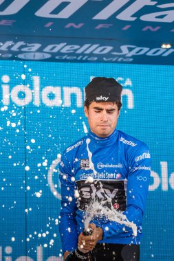 Milano, İtalya 28 Mayıs 2017: Mikel Landa, gökyüzü takım, Milano podyumda Mavi mayo İtalya 2017 tur en iyi tırmanıcı zafer yarış 21 gün sonra kutluyor.