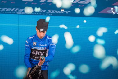 Milano, İtalya 28 Mayıs 2017: Mikel Landa, gökyüzü takım, Milano podyumda Mavi mayo İtalya 2017 tur en iyi tırmanıcı zafer yarış 21 gün sonra kutluyor.