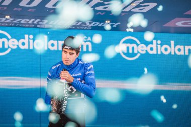 Milano, İtalya 28 Mayıs 2017: Mikel Landa, gökyüzü takım, Milano podyumda Mavi mayo İtalya 2017 tur en iyi tırmanıcı zafer yarış 21 gün sonra kutluyor.