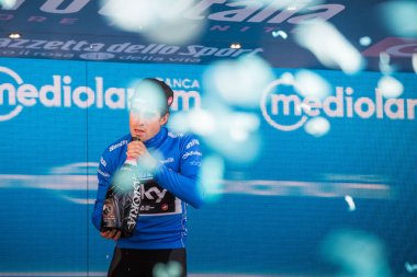 Milano, İtalya 28 Mayıs 2017: Mikel Landa, gökyüzü takım, Milano podyumda Mavi mayo İtalya 2017 tur en iyi tırmanıcı zafer yarış 21 gün sonra kutluyor.