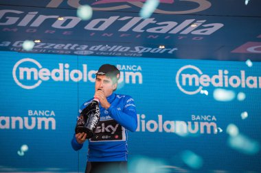 Milano, İtalya 28 Mayıs 2017: Mikel Landa, gökyüzü takım, Milano podyumda Mavi mayo İtalya 2017 tur en iyi tırmanıcı zafer yarış 21 gün sonra kutluyor.