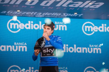 Milano, İtalya 28 Mayıs 2017: Mikel Landa, gökyüzü takım, Milano podyumda Mavi mayo İtalya 2017 tur en iyi tırmanıcı zafer yarış 21 gün sonra kutluyor.