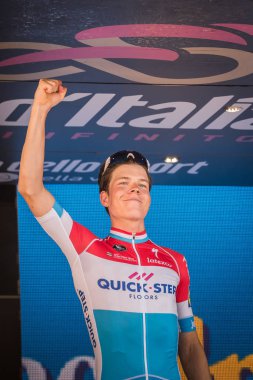 Milano, İtalya 28 Mayıs 2017: Bob Jungels, hızlı adım takım, Milano podyumda beyaz Jersey tur İtalya 2017 yungest binici zafer yarış 21 gün sonra kutluyor.