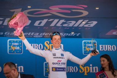 Milano, İtalya 28 Mayıs 2017: Bob Jungels, hızlı adım takım, Milano podyumda beyaz Jersey tur İtalya 2017 yungest binici zafer yarış 21 gün sonra kutluyor.