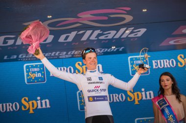 Milano, İtalya 28 Mayıs 2017: Bob Jungels, hızlı adım takım, Milano podyumda beyaz Jersey tur İtalya 2017 yungest binici zafer yarış 21 gün sonra kutluyor.
