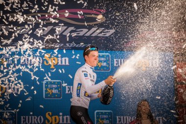 Milano, İtalya 28 Mayıs 2017: Bob Jungels, hızlı adım takım, Milano podyumda beyaz Jersey tur İtalya 2017 yungest binici zafer yarış 21 gün sonra kutluyor.