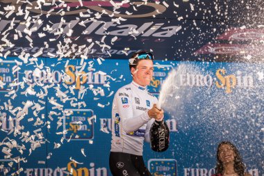 Milano, İtalya 28 Mayıs 2017: Bob Jungels, hızlı adım takım, Milano podyumda beyaz Jersey tur İtalya 2017 yungest binici zafer yarış 21 gün sonra kutluyor.