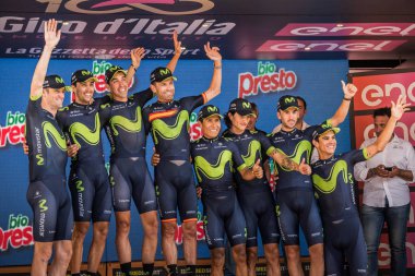 Milano, İtalya 28 Mayıs 2017: Tam takım Movistar podyum tur, İtalya 2017 varış ile Milano sonu yarış 21 gün sonra kutluyor.