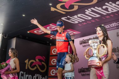 Milano, İtalya 28 Mayıs 2017: Vincenzo Nibali, Takım Bahreyn, İtalya 2017 tur bitirmek Milano podyumda kızıyla yarış 21 gün sonra kutluyor.
