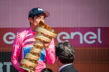 Verona, İtalya 2 Haziran 2019: Richard Carapaz, Movistar Takımı, pembe formalı herkese Giro D 'Italia 2019 genel klasmanını kazandığını gösteriyor..