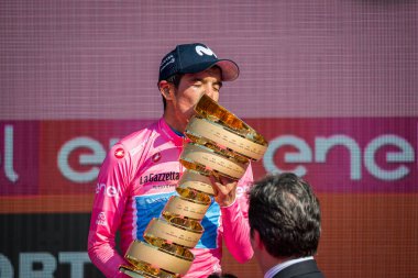 Verona, İtalya 2 Haziran 2019: Richard Carapaz, Movistar Takımı, pembe formalı herkese Giro D 'Italia 2019 genel klasmanını kazandığını gösteriyor..