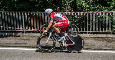 Verona, İtalya 2 Haziran 2019: 21 gün süren zorlu yarışmanın ardından Giro D 'Italia 2019' un son aşamasında profesyonel bisikletçi.