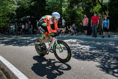 Verona, İtalya 2 Haziran 2019: 21 gün süren zorlu yarışmanın ardından Giro D 'Italia 2019' un son aşamasında profesyonel bisikletçi.