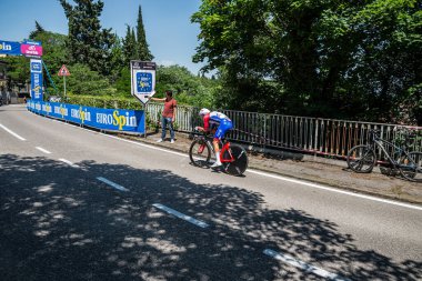 Verona, İtalya 2 Haziran 2019: 21 gün süren zorlu yarışmanın ardından Giro D 'Italia 2019' un son aşamasında profesyonel bisikletçi.