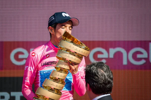 イタリアのヴェローナ 2019年6月2日 ピンクのジャージでMovistarチームのRichard Carapazは Giro Italia 2019の一般的な分類を獲得した無限のトロフィーを皆に示しています — ストック写真