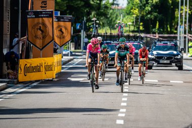 Verona, İtalya 2 Haziran 2019: Giro D 'Italia 2019' un son zaman denemesi rotasında keşif yapan profesyonel bisikletçi.