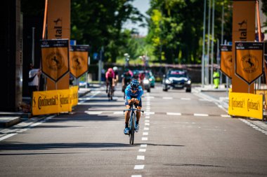 Verona, İtalya 2 Haziran 2019: Giro D 'Italia 2019' un son zaman denemesi rotasında keşif yapan profesyonel bisikletçi.