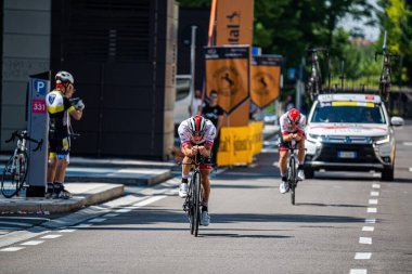 Verona, İtalya 2 Haziran 2019: Giro D 'Italia 2019' un son zaman denemesi rotasında keşif yapan profesyonel bisikletçi.