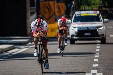 Verona, İtalya 2 Haziran 2019: Giro D 'Italia 2019' un son zaman denemesi rotasında keşif yapan profesyonel bisikletçi.