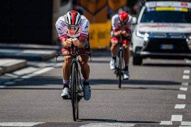 Verona, İtalya 2 Haziran 2019: Giro D 'Italia 2019' un son zaman denemesi rotasında keşif yapan profesyonel bisikletçi.