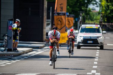 Verona, İtalya 2 Haziran 2019: Giro D 'Italia 2019' un son zaman denemesi rotasında keşif yapan profesyonel bisikletçi.