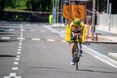 Verona, İtalya 2 Haziran 2019: Giro D 'Italia 2019' un son zaman denemesi rotasında keşif yapan profesyonel bisikletçi.