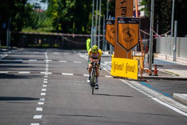 Verona, İtalya 2 Haziran 2019: Giro D 'Italia 2019' un son zaman denemesi rotasında keşif yapan profesyonel bisikletçi.