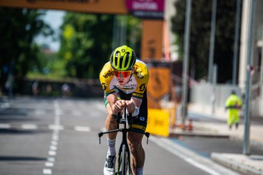 Verona, İtalya 2 Haziran 2019: Giro D 'Italia 2019' un son zaman denemesi rotasında keşif yapan profesyonel bisikletçi.