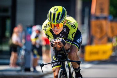 Verona, İtalya 2 Haziran 2019: Giro D 'Italia 2019' un son zaman denemesi rotasında keşif yapan profesyonel bisikletçi.