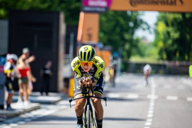 Verona, İtalya 2 Haziran 2019: Giro D 'Italia 2019' un son zaman denemesi rotasında keşif yapan profesyonel bisikletçi.