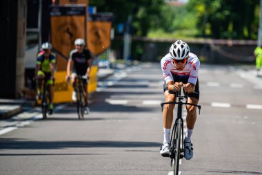 Verona, İtalya 2 Haziran 2019: Giro D 'Italia 2019' un son zaman denemesi rotasında keşif yapan profesyonel bisikletçi.
