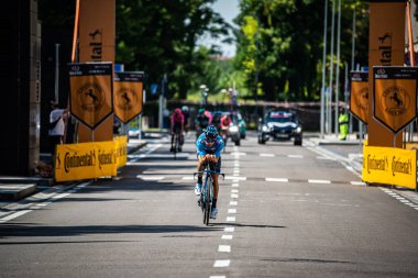 Verona, İtalya 2 Haziran 2019: Giro D 'Italia 2019' un son zaman denemesi rotasında keşif yapan profesyonel bisikletçi.