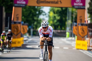 Verona, İtalya 2 Haziran 2019: Giro D 'Italia 2019' un son zaman denemesi rotasında keşif yapan profesyonel bisikletçi.