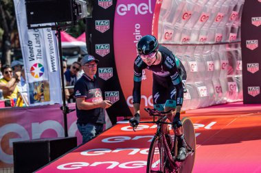 Verona, İtalya 2 Haziran 2019: Davide Formolo, BORA - Hansgrohe Team, Giro D 'Italia 2019' un son deneme aşamasını Verona Arena 'ya varışıyla başlatın..