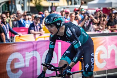 Verona, İtalya 2 Haziran 2019: Davide Formolo, BORA - Hansgrohe Team, Giro D 'Italia 2019' un son deneme aşamasını Verona Arena 'ya varışıyla başlatın..