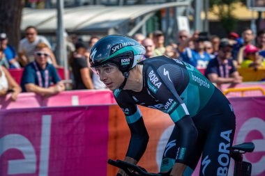 Verona, İtalya 2 Haziran 2019: Davide Formolo, BORA - Hansgrohe Team, Giro D 'Italia 2019' un son deneme aşamasını Verona Arena 'ya varışıyla başlatın..