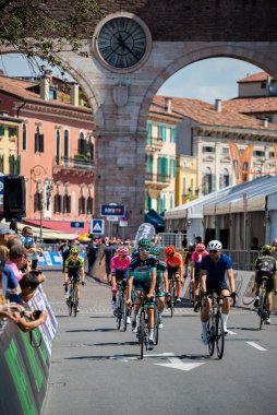 Verona, İtalya 2 Haziran 2019: Davide Formolo, BORA - Hansgrohe Team, Giro D 'Italia 2019' un son zaman denemesi rotası üzerinde keşif yapıyor..
