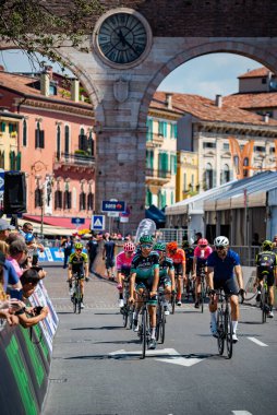 Verona, İtalya 2 Haziran 2019: Davide Formolo, BORA - Hansgrohe Team, Giro D 'Italia 2019' un son zaman denemesi rotası üzerinde keşif yapıyor..
