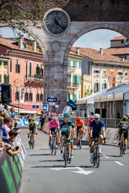 Verona, İtalya 2 Haziran 2019: Davide Formolo, BORA - Hansgrohe Team, Giro D 'Italia 2019' un son zaman denemesi rotası üzerinde keşif yapıyor..