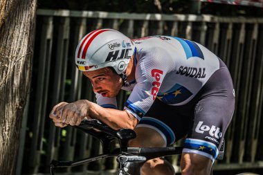 Verona, İtalya 2 Haziran 2019: 21 gün süren zorlu yarışmanın ardından Giro D 'Italia 2019' un son aşamasında profesyonel bisikletçi.