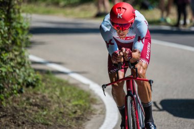 Verona, İtalya 2 Haziran 2019: 21 gün süren zorlu yarışmanın ardından Giro D 'Italia 2019' un son aşamasında profesyonel bisikletçi.
