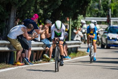 Verona, İtalya 2 Haziran 2019: 21 gün süren zorlu yarışmanın ardından Giro D 'Italia 2019' un son aşamasında profesyonel bisikletçi.