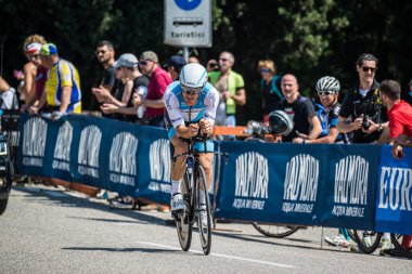 Verona, İtalya 2 Haziran 2019: 21 gün süren zorlu yarışmanın ardından Giro D 'Italia 2019' un son aşamasında profesyonel bisikletçi.