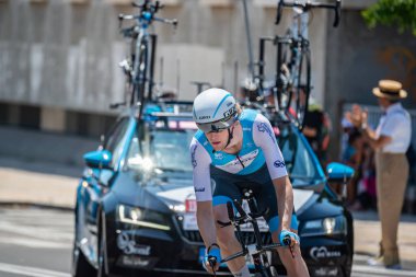 Verona, İtalya 2 Haziran 2019: 21 gün süren zorlu yarışmanın ardından Giro D 'Italia 2019' un son aşamasında profesyonel bisikletçi.