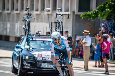 Verona, İtalya 2 Haziran 2019: 21 gün süren zorlu yarışmanın ardından Giro D 'Italia 2019' un son aşamasında profesyonel bisikletçi.